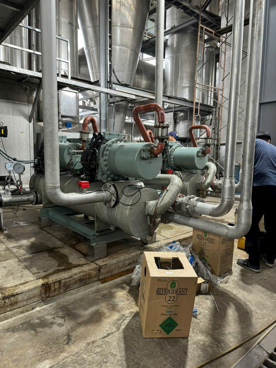 Cận cảnh cụm máy nén trục vít Hitachi công suất 100HP